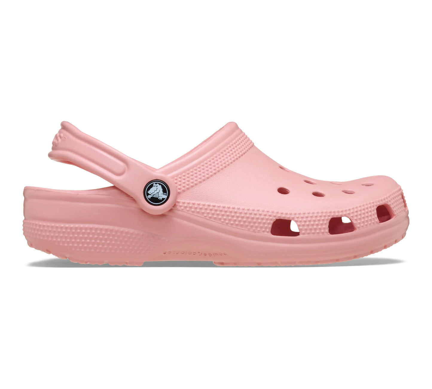 Πλάγια όψη του Crocs Classic Clog σε χρώμα Powder Pink, που δείχνει τις τρύπες αερισμού και το χαρακτηριστικό λουράκι φτέρνας