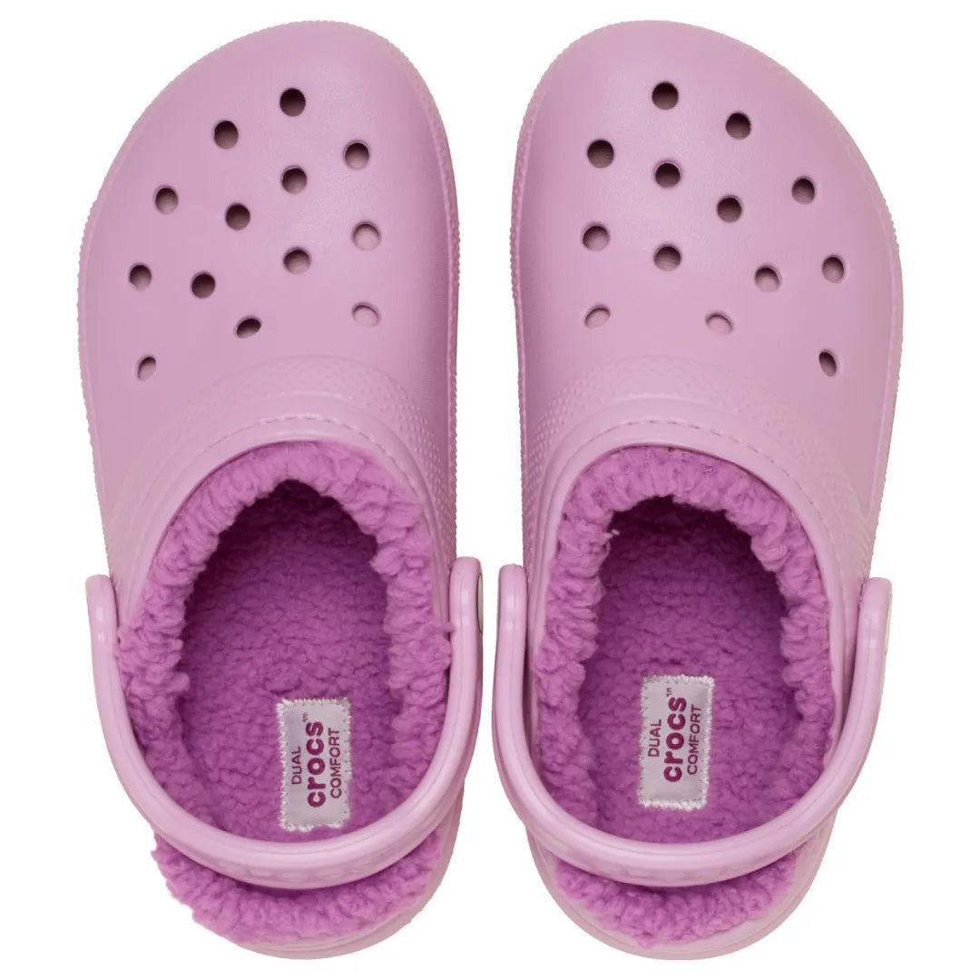 Crocs Classic Lined Clog σε πάνω λήψη που αναδεικνύει την εσωτερική fleece επένδυση σε μωβ χρώμα