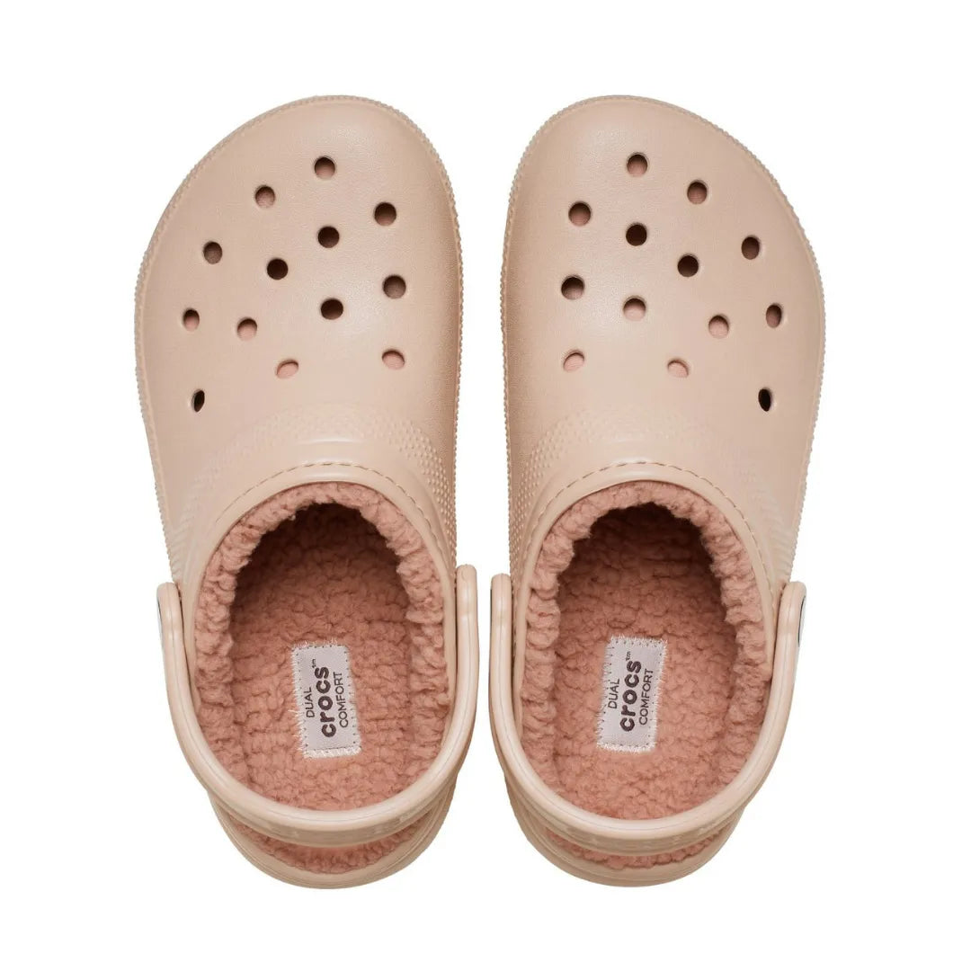 Crocs Classic Lined Clog σε πάνω λήψη που αναδεικνύει την εσωτερική fleece επένδυση σε χρώμα pink caramel