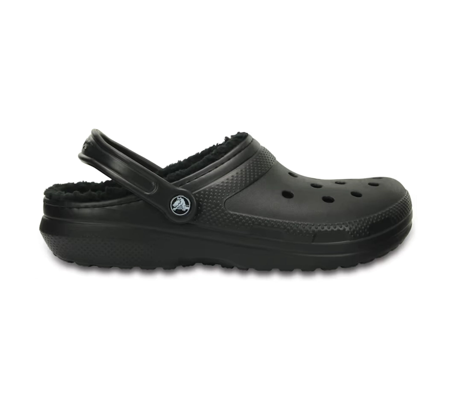 Πλάγια όψη του Crocs Lined Clog σε μαύρο χρώμα, με εμφανές το πίσω λουράκι και τη ζεστή επένδυση fleece.