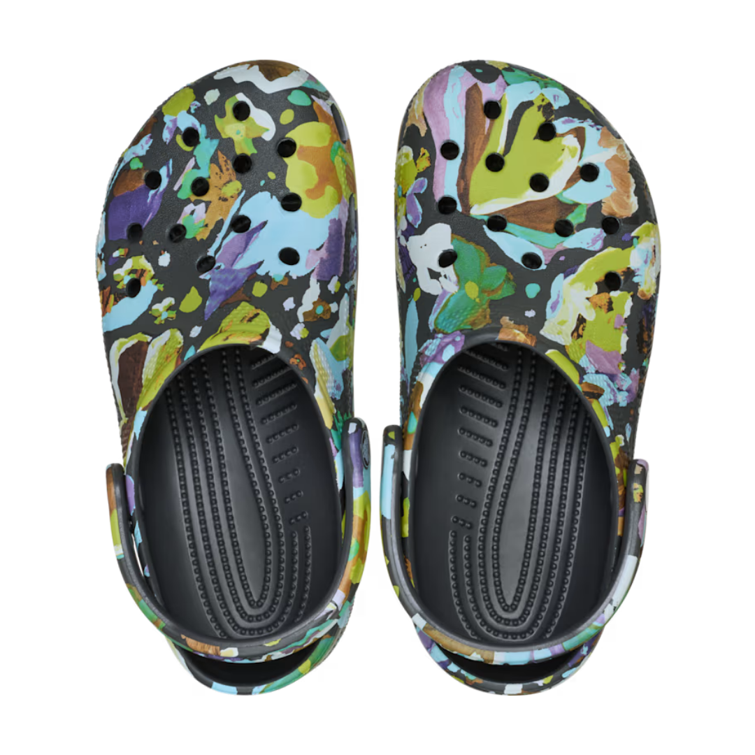 Crocs Classic Painted Clog Floral σε πάνω λήψη που αναδεικνύει το floral σχέδιο