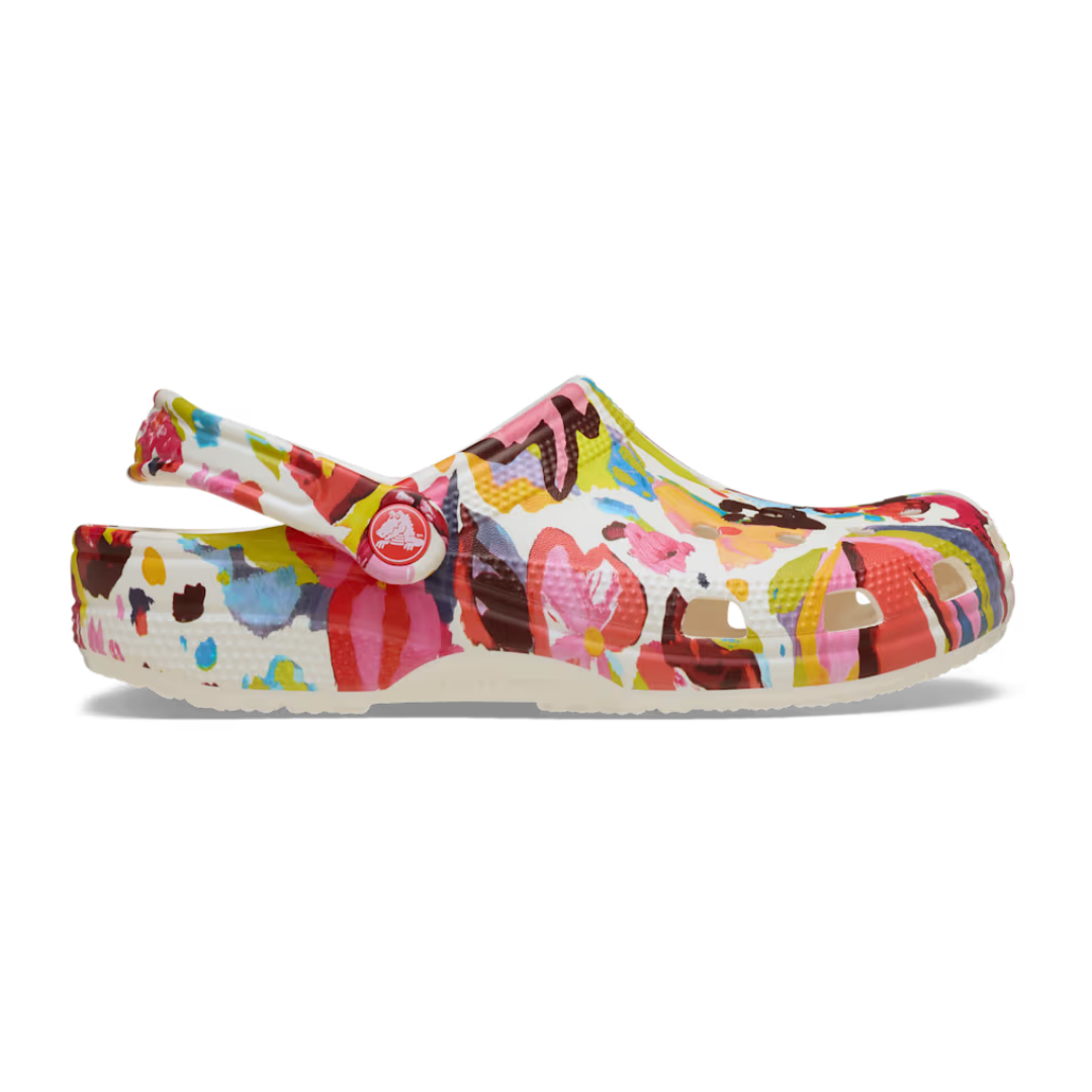Crocs Classic Painted Clog Floral σε πλάγια θέαση, floral μοτίβο και Croslite™ υλικό
