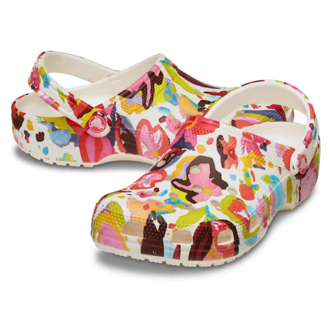 Crocs Classic Painted Clog Floral με κοντινή λήψη στο floral σχέδιο σε λήψη 3/4