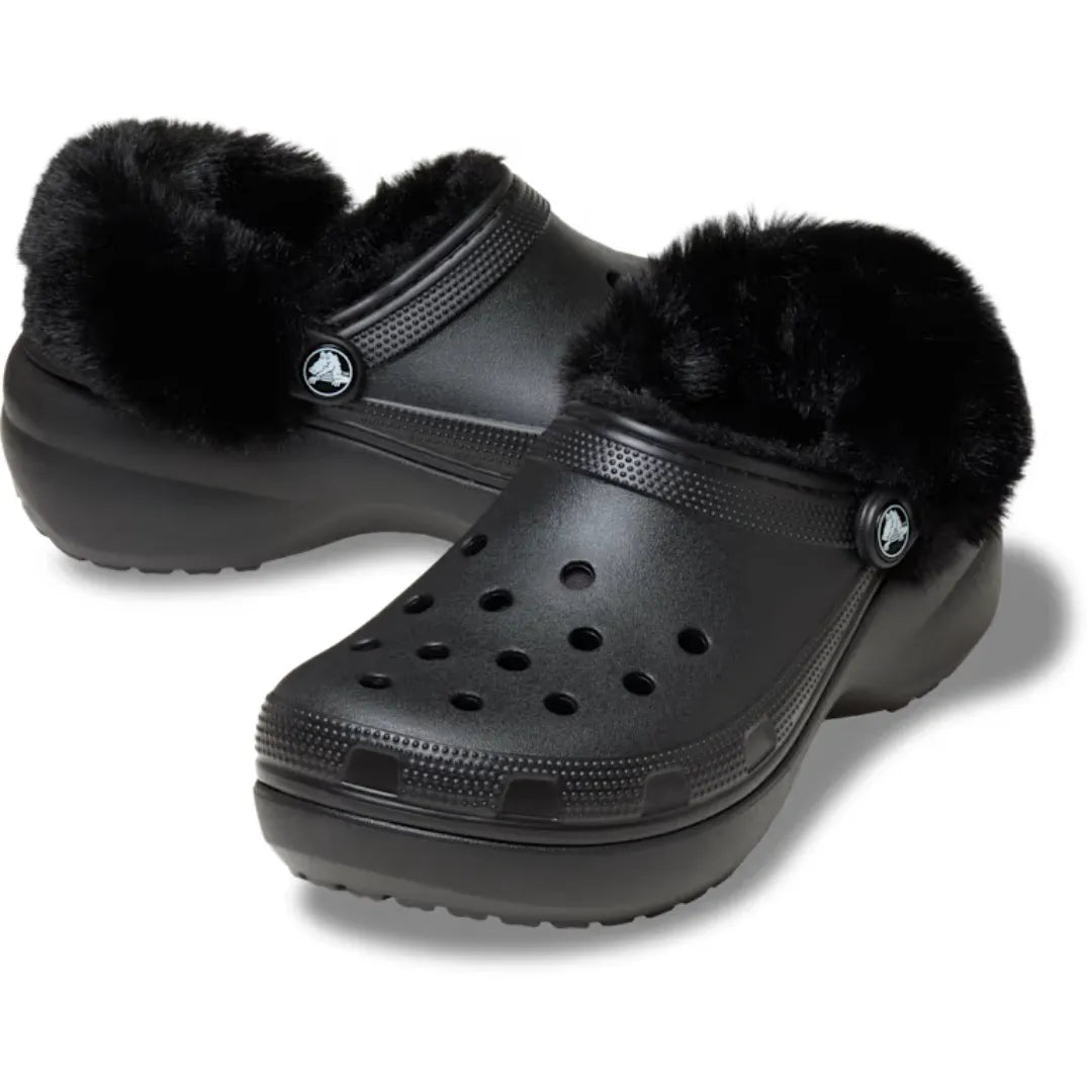 rocs Classic Platform Fuzz Lined Clog σε πλάγια θέαση, υψωμένη σόλα και fleece επένδυση, σε λήψη 2/4 σε Μαύρο χρώμα