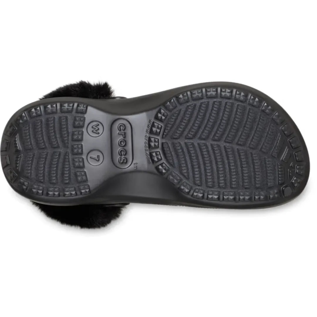 Crocs Classic Platform Fuzz Lined Clog με αντιολισθητική σόλα, κάτω προβολή σε μαύρο χρώμα