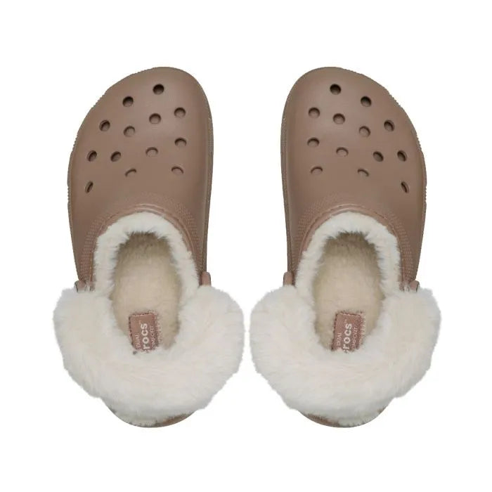 Crocs Classic Platform Fuzz Lined Clog σε πάνω λήψη που αναδεικνύει την εσωτερική fleece επένδυση, σε μπεζ χρώμα