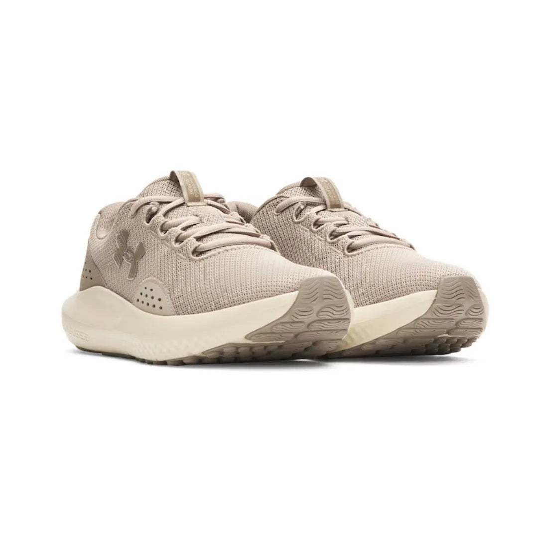 Under Armour Surge 4 Beige ανδρικό σε λήψη που αναδεικνύει το design και τα κορδόνια