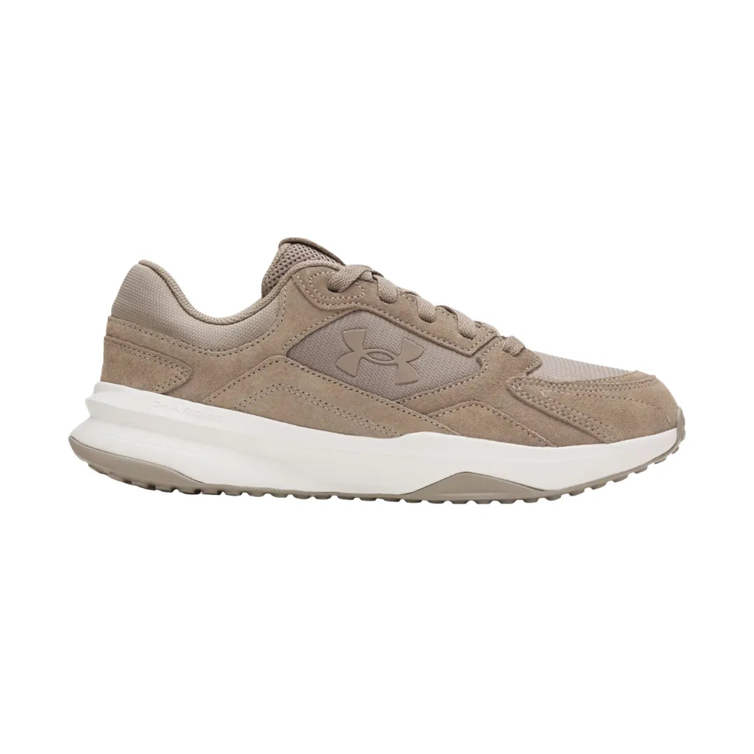 Under Armour Edge Suede σε πλάγια θέαση, λεπτομέρεια στο σουέντ φινίρισμα