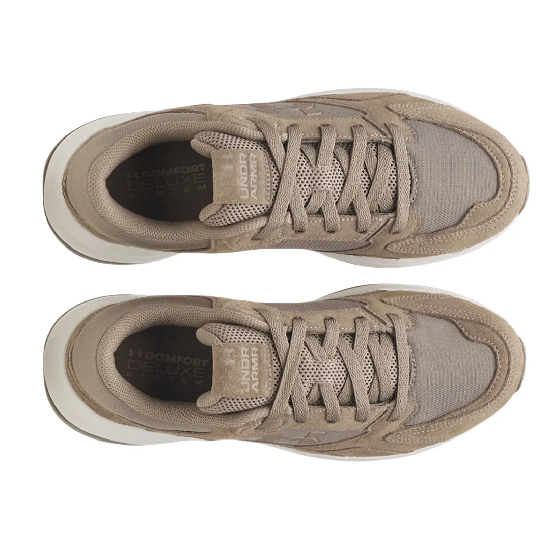 Under Armour Edge Suede σε πάνω λήψη που αναδεικνύει τις ραφές και το suede υλικό