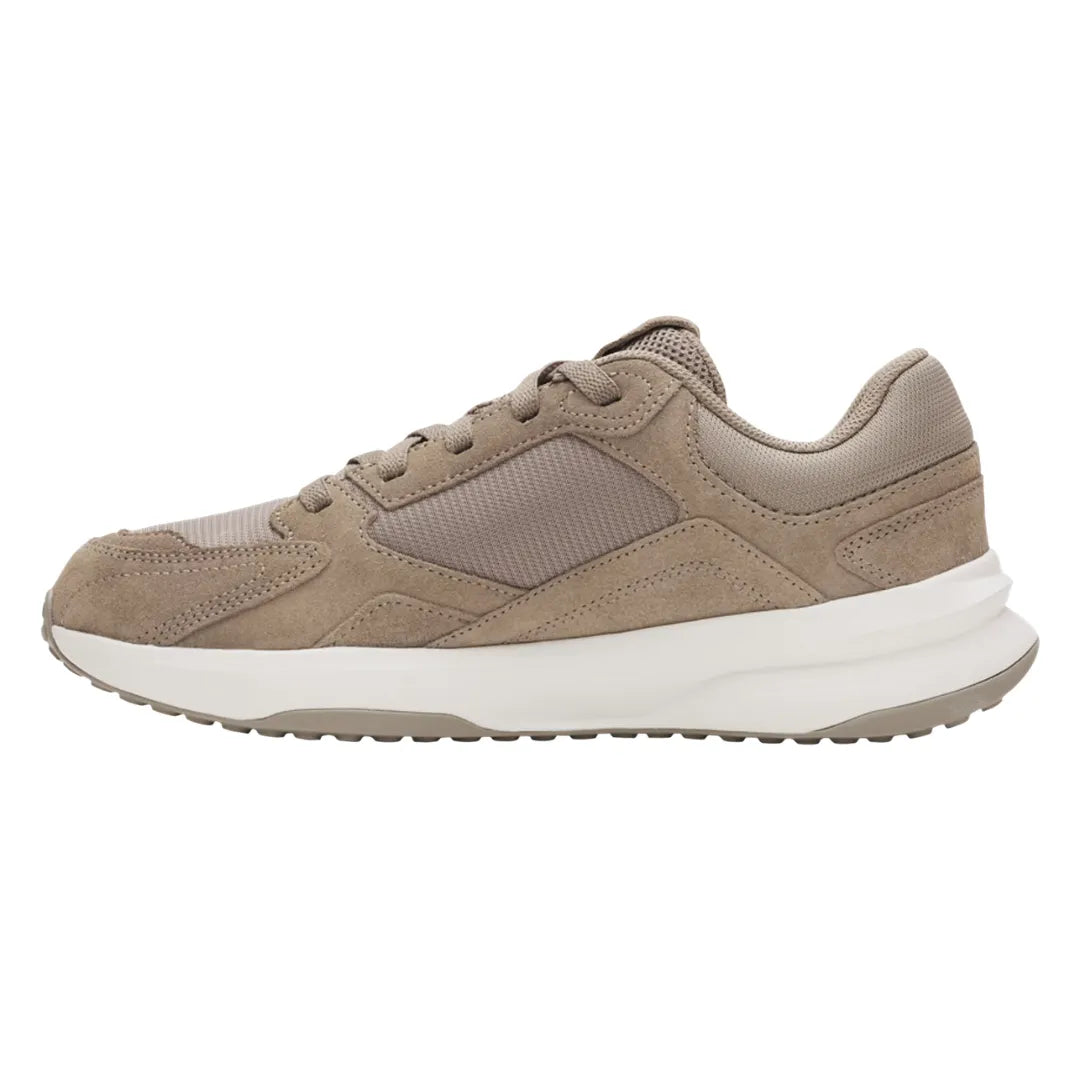 Under Armour Edge Suede σε πλάγια μέσα όψη, λεπτομέρεια στο σουέντ φινίρισμα