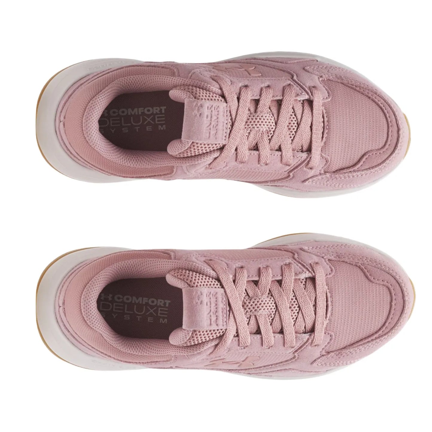 Άποψη από πάνω που αναδεικνύει τη φόρμα του sneaker, τη ροζ suede γλώσσα με το διακριτικό λογότυπο και το μαλακό εσωτερικό.