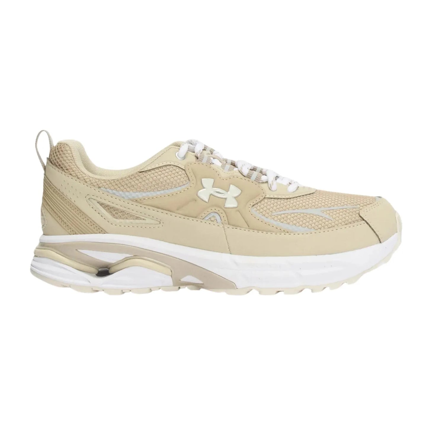 Unisex αθλητικό sneaker Under Armour Apparition Tech σε καφέ χρώμα, πλευρική προβολή που αναδεικνύει το ογκώδες design, τις στρώσεις υλικών και το λογότυπο UA στο πλάι.