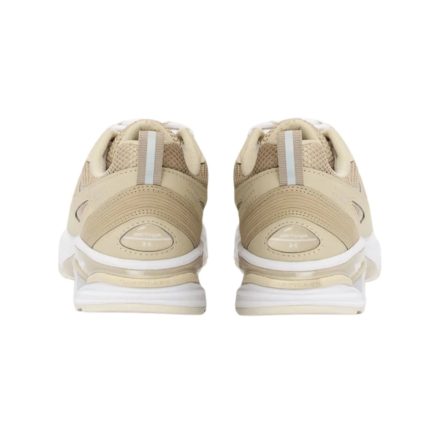 Οπίσθια προβολή του sneaker, με σταθερό κολάρο φτέρνας, έντονη σόλα και αναγνώσιμο branding στο πίσω μέρος.