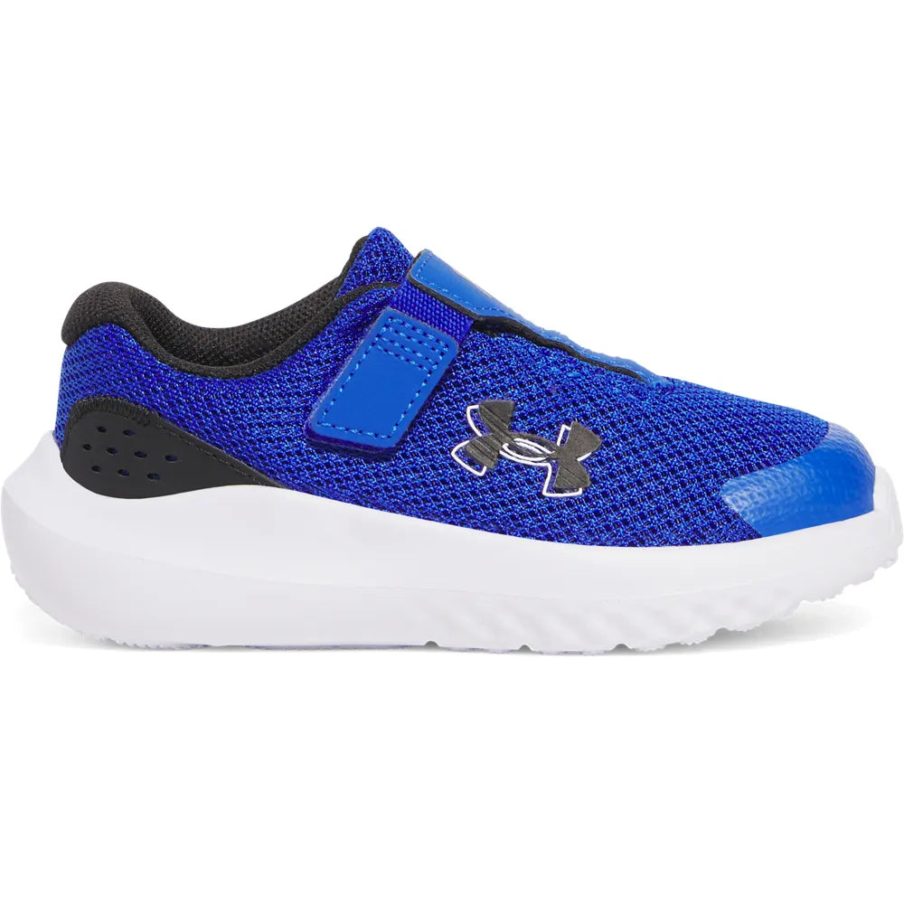 Παιδικά αθλητικά παπούτσια Under Armour BINF Surge 4 AC σε μπλε χρώμα, πλευρική προβολή με λογότυπο UA στο πλάι και ενιαίο σχεδιασμό με αυτοκόλλητο κλείσιμο.