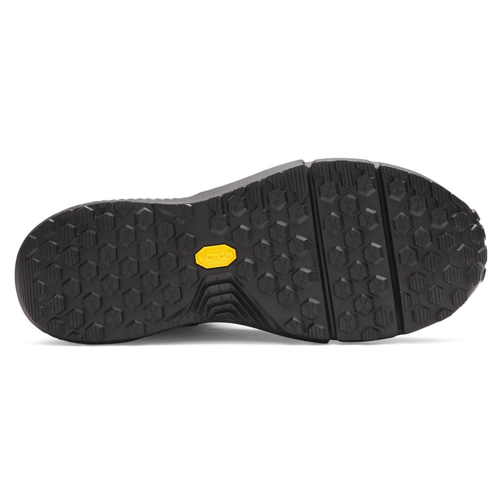 Σόλα μαύρων μποτών Under Armour Valsetz, λήψη από κάτω με έμφαση στην αντιολισθητική σόλα και στο VIBRAM σήμα