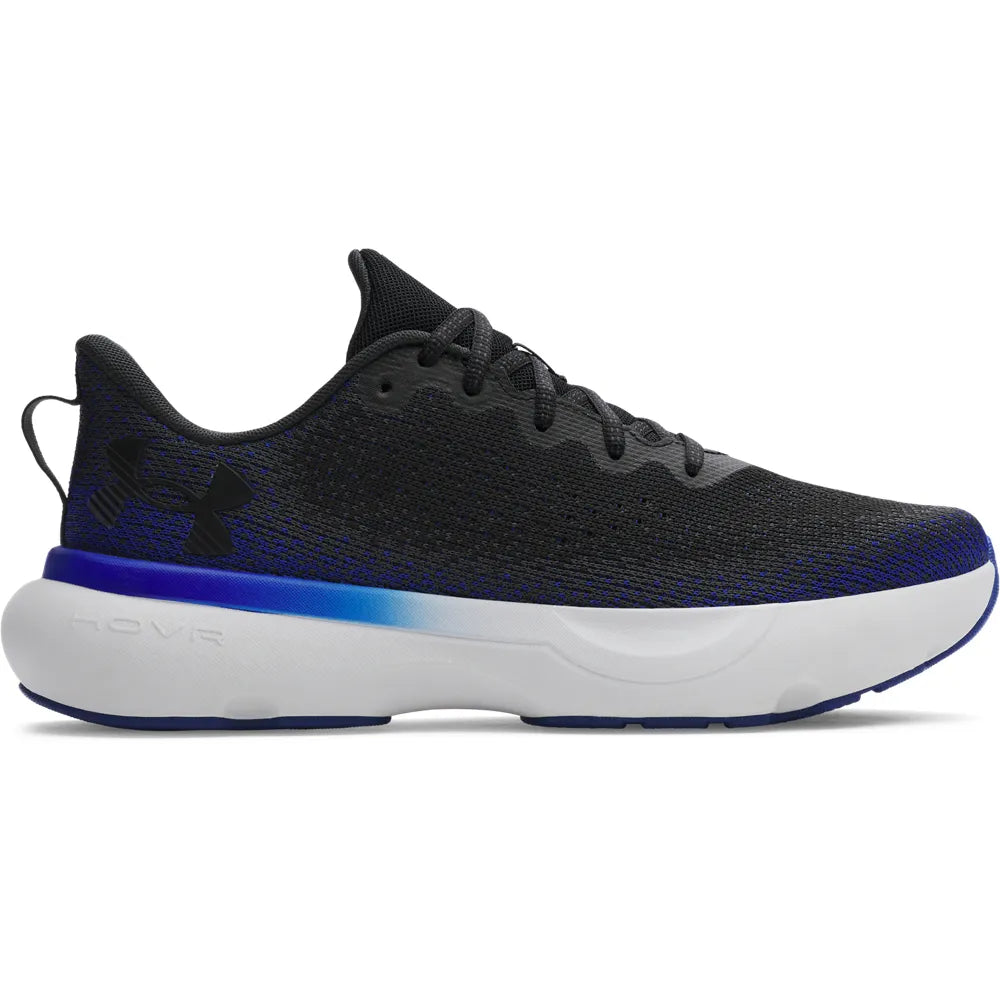 νδρικό αθλητικό παπούτσι Under Armour UA Infinite σε μαύρο με μπλε λεπτομέρειες, πλευρική προβολή που αναδεικνύει το πλέγμα, τη γραμμή του παπουτσιού και το λογότυπο UA στο πλάι.