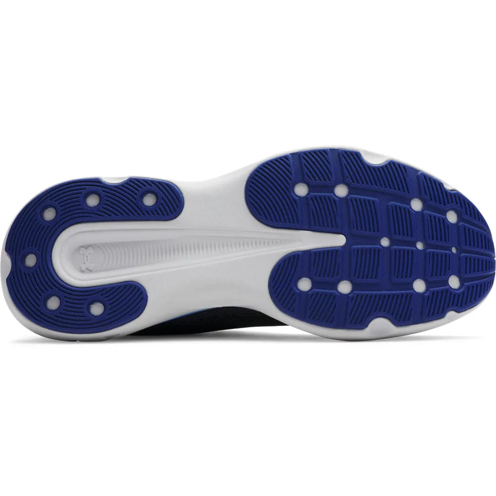 Κάτω όψη του Under Armour UA Infinite που αναδεικνύει την αντιολισθητική εξωτερική σόλα με έντονες αυλακώσεις και μπλε μοτίβο πρόσφυσης.