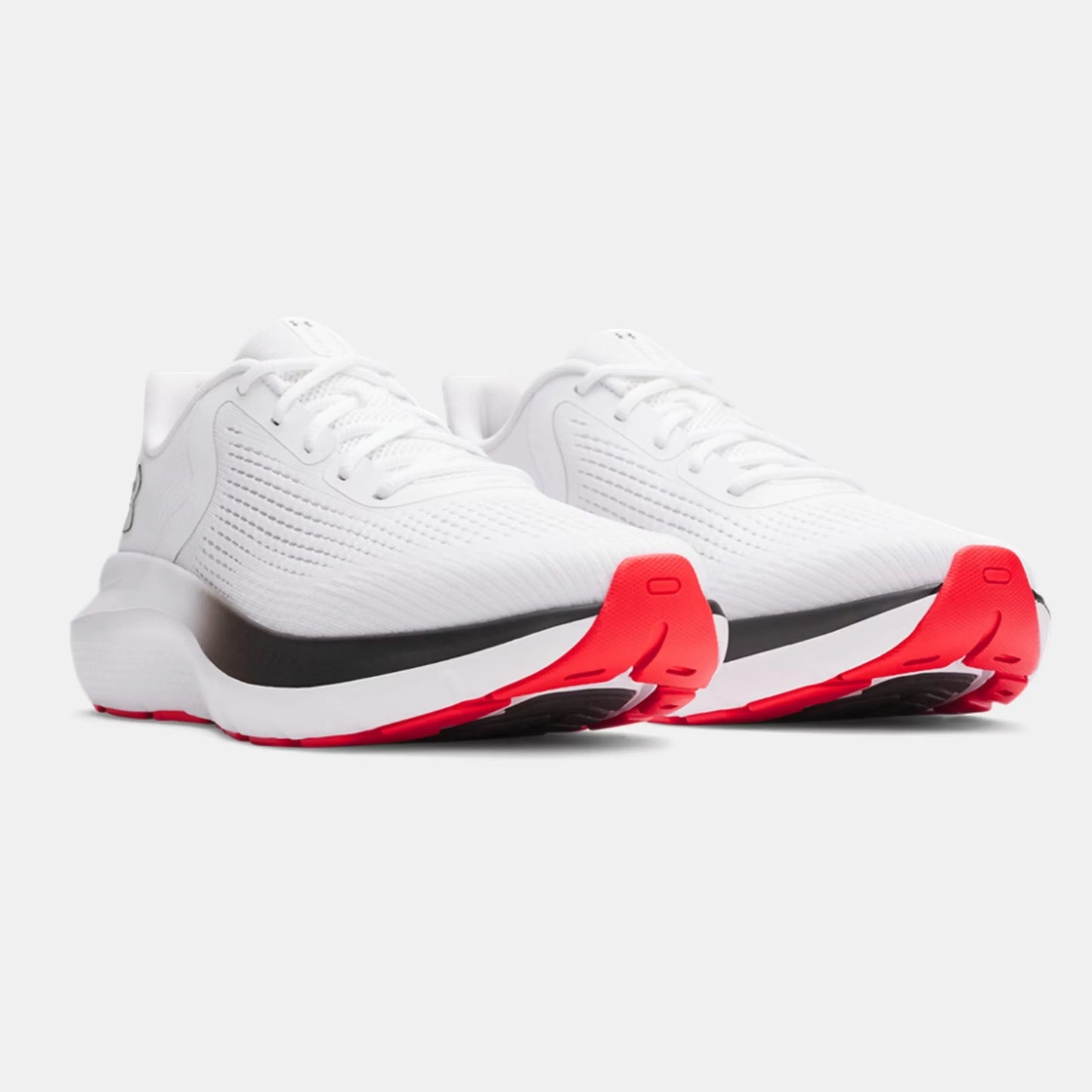 Τρισδιάστατη λήψη του Under Armour UA Charged Rogue 5 που συνδυάζει πλευρική και άνω οπτική, αναδεικνύοντας τον μοντέρνο σχεδιασμό και τα τεχνικά υλικά.
