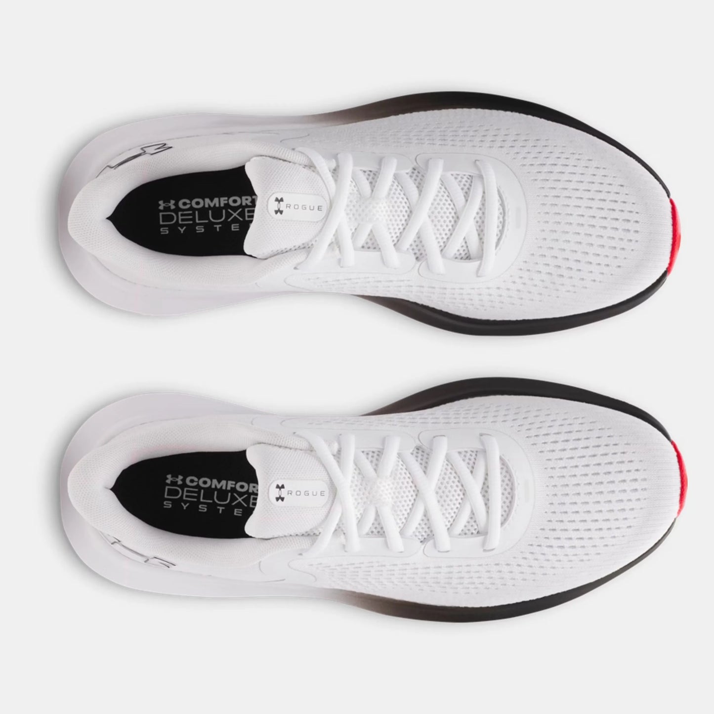 Άποψη από πάνω του Under Armour UA Charged Rogue 5 που δείχνει τη φόρμα του παπουτσιού, τη γλώσσα με το λογότυπο και τη σόλα με ανατομικό σχήμα.
