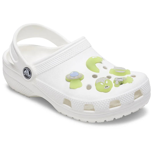 crocs jibbitz glow in the dark space 5 pack σε clog λεπτομέρεια