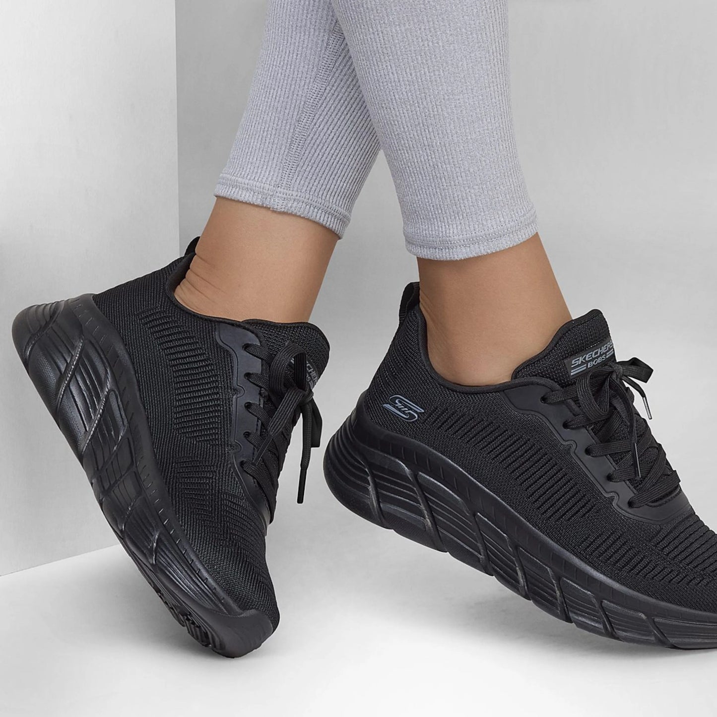 skechers bobs b flex hi flying hi φορεμένα σε καθημερινό urban look σε μαύρο χρώμα