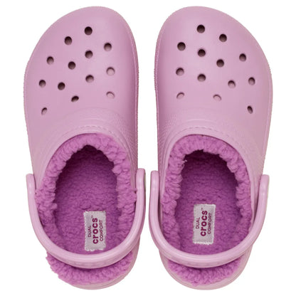 Crocs Classic Lined Clog σε πάνω λήψη που αναδεικνύει την εσωτερική fleece επένδυση σε μωβ χρώμα