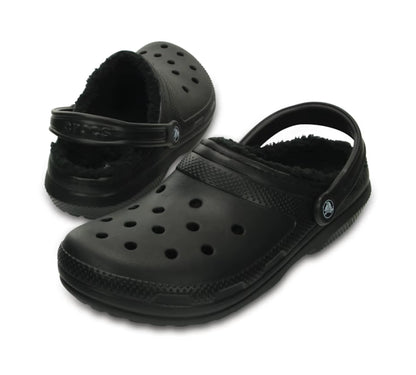 Τρισδιάστατη όψη του Crocs Classic Lined Clog T σε μαύρο, με έμφαση στη φόρμα, την επένδυση fleece και το πίσω λουράκι.