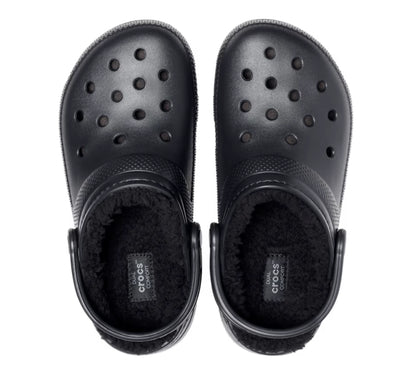 Άνω όψη του Crocs Lined Clog T Black, που δείχνει τις τρύπες εξαερισμού και το επενδυμένο εσωτερικό του σαμπό.