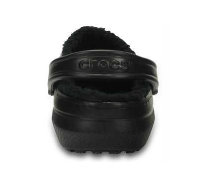 Πίσω όψη του Crocs Lined Clog Black, με ανασηκωμένο λουράκι και ορατή τη μαλακή επένδυση στη φτέρνα.