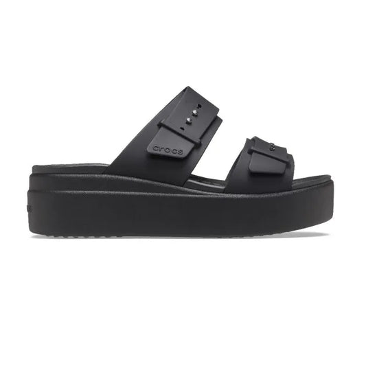 Crocs Brooklyn Buckle Wedge Low – γυναικεία ανατομική πλατφόρμα σε χρώμα Μαύρο, πλευρική όψη