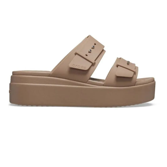 Crocs Brooklyn Buckle Wedge Low – γυναικεία ανατομική πλατφόρμα σε χρώμα Latte, πλευρική όψη
