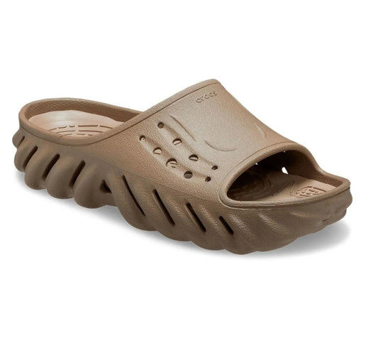 Crocs Echo Slide Tumbleweed – Διαγώνια γωνία που δείχνει όλη τη chunky, urban αισθητική του slide