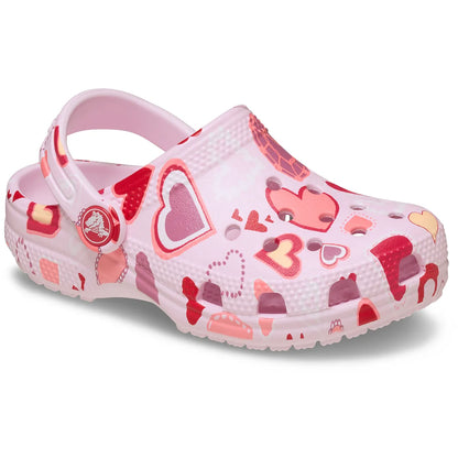 crocs classic graphic clog T όψη 3/4 εξωτερική πλευρά, ροζ με καρδιές