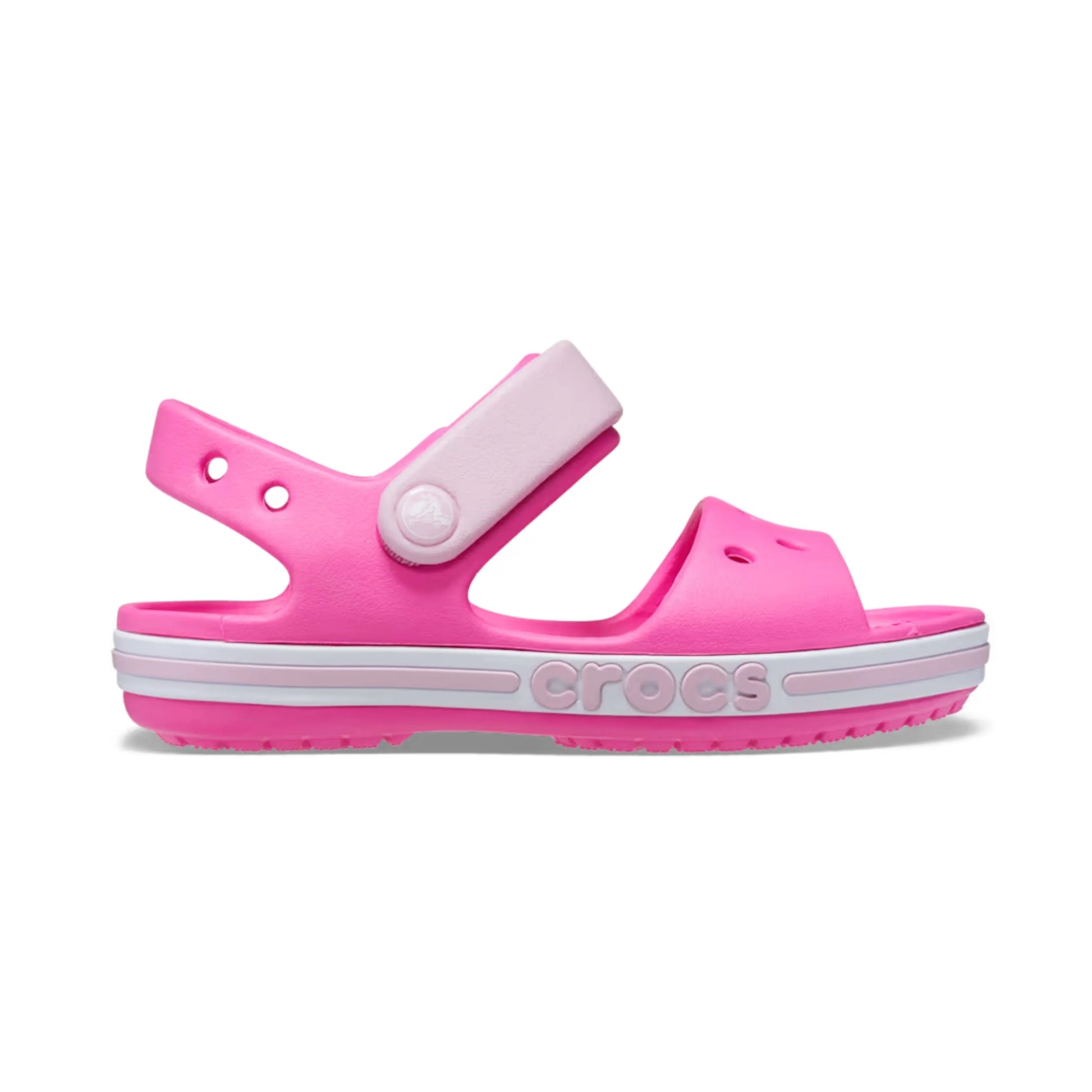 Crocs Bayaband Sandal Kids σε πλάγια θέαση, λεπτομέρεια στη σόλα σε χρώμα electric Pink