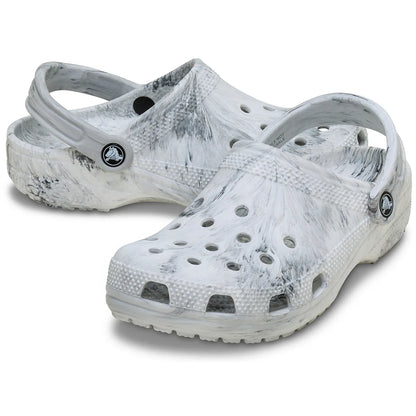 crocs watercolor marbled clog όψη 3/4 εξωτερική πλευρά ζευγάρι, γκρι χρώμα