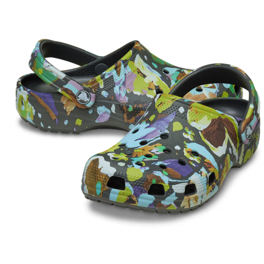 Crocs Classic Painted Clog Floral με κοντινή λήψη στο floral σχέδιο σε λήψη 3/4