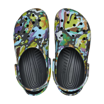 Crocs Classic Painted Clog Floral σε πάνω λήψη που αναδεικνύει το floral σχέδιο
