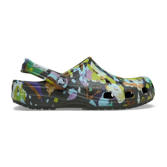 Crocs Classic Painted Clog Floral σε πλάγια θέαση, floral μοτίβο και Croslite™ υλικό