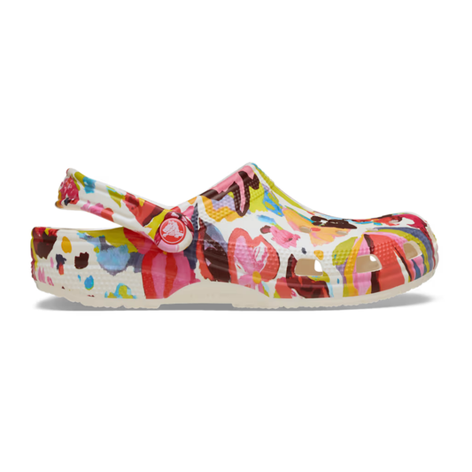 Crocs Classic Painted Clog Floral σε πλάγια θέαση, floral μοτίβο και Croslite™ υλικό