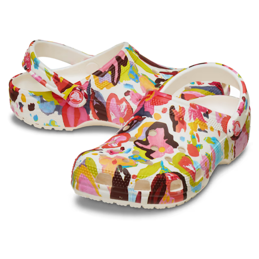 Crocs Classic Painted Clog Floral με κοντινή λήψη στο floral σχέδιο σε λήψη 3/4