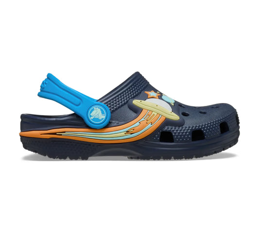  Crocs Classic UFO Lights Clog T μπλε, πλάγια όψη που δείχνει το φωτιζόμενο UFO και περιστρεφόμενο λουράκι