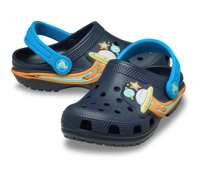  Crocs Classic UFO Lights Clog T μπλε, λοξή πλάγια όψη με φωτιζόμενο UFO σχέδιο