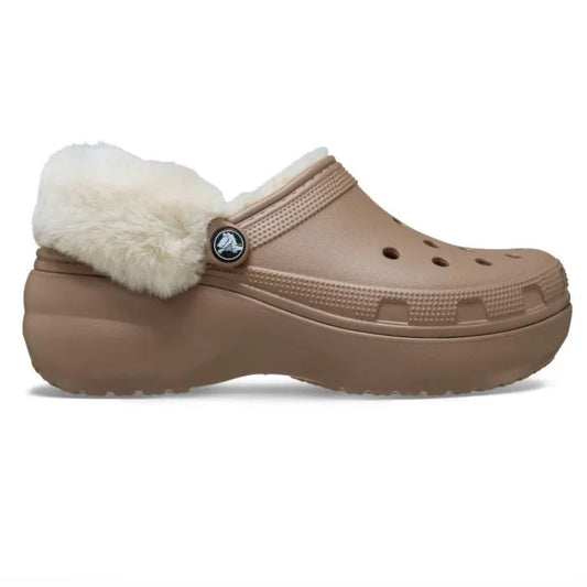 Crocs Classic Platform Fuzz Lined Clog σε πλάγια θέαση, υψωμένη σόλα και fleece επένδυση, σε μπεζ χρώμα
