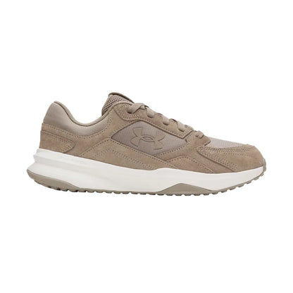 Under Armour Edge Suede σε πλάγια θέαση, λεπτομέρεια στο σουέντ φινίρισμα