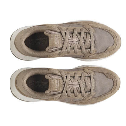 Under Armour Edge Suede σε πάνω λήψη που αναδεικνύει τις ραφές και το suede υλικό