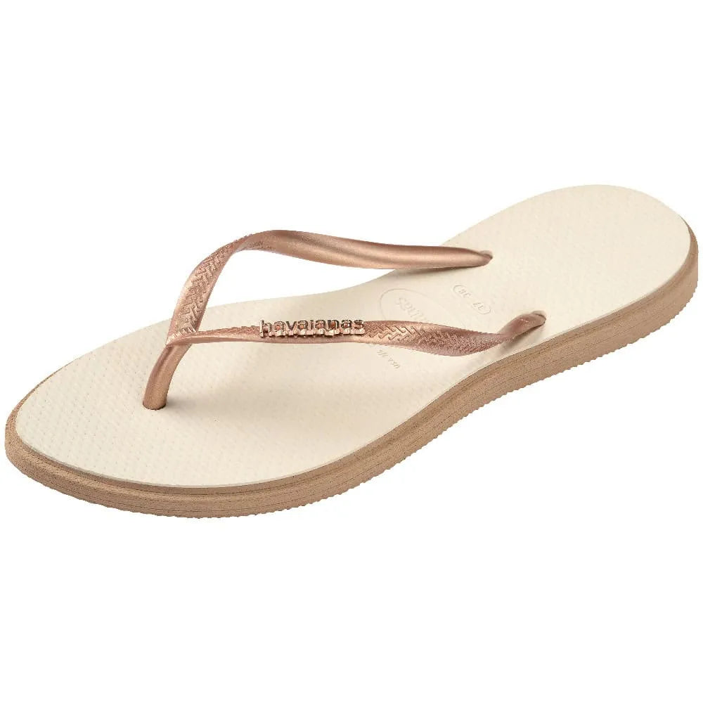 Havaianas Slim Point FC σε χρώμα rose gold beige – λήψη 3/4 που αναδεικνύει τον λεπτό πάτο, το glitter λουράκι και το κομψό design από διαφορετική προοπτική
