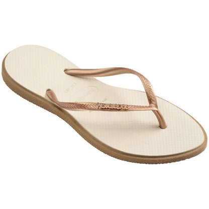 Havaianas Slim PointFC σε χρώμα rose gold beige – λήψη 3/4 που αναδεικνύει τον λεπτό πάτο, το glitter λουράκι και το κομψό design από Δεξιά

