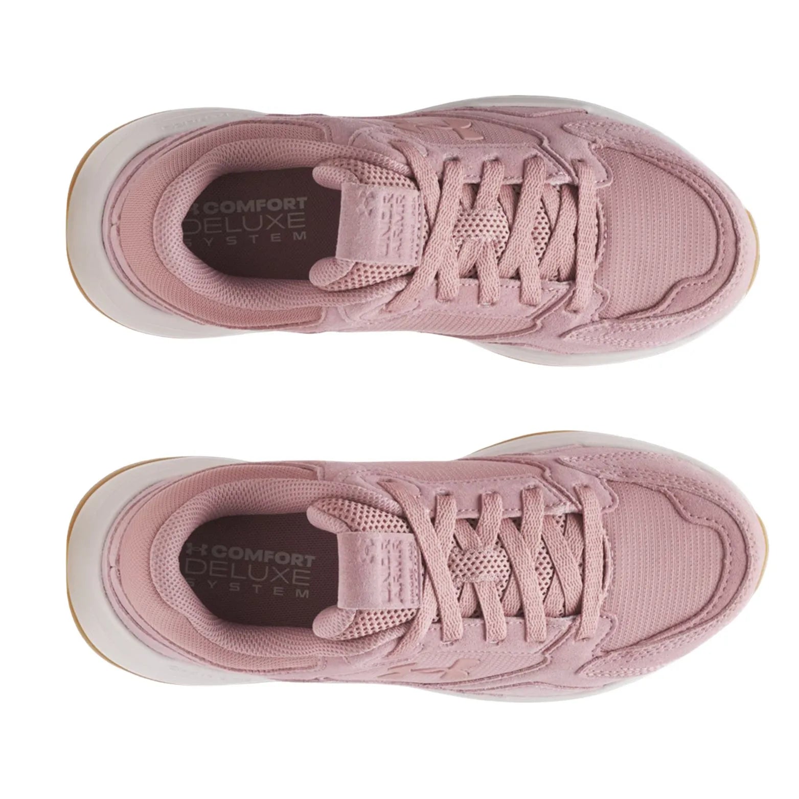 Άποψη από πάνω που αναδεικνύει τη φόρμα του sneaker, τη ροζ suede γλώσσα με το διακριτικό λογότυπο και το μαλακό εσωτερικό.