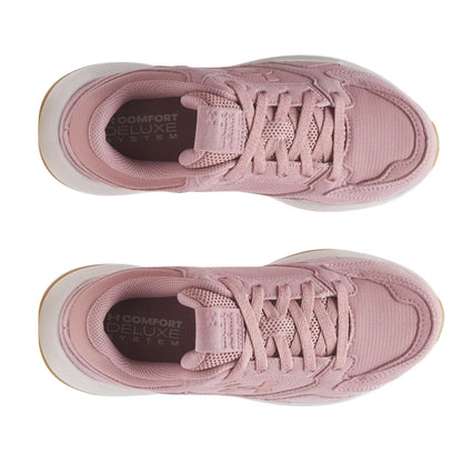 Άποψη από πάνω που αναδεικνύει τη φόρμα του sneaker, τη ροζ suede γλώσσα με το διακριτικό λογότυπο και το μαλακό εσωτερικό.