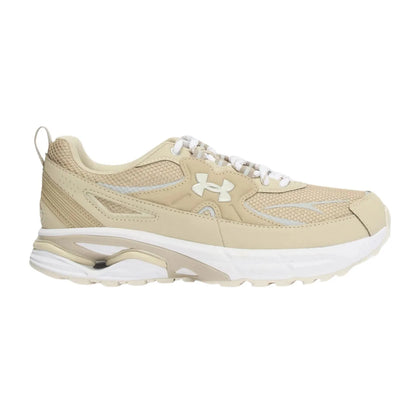 Unisex αθλητικό sneaker Under Armour Apparition Tech σε καφέ χρώμα, πλευρική προβολή που αναδεικνύει το ογκώδες design, τις στρώσεις υλικών και το λογότυπο UA στο πλάι.
